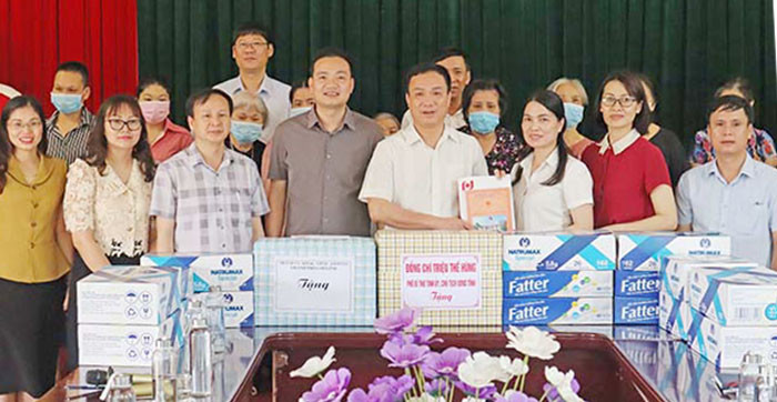 Chủ tịch UBND tỉnh Triệu Thế Hùng thăm tặng quà các đối tượng bảo trợ xã hội